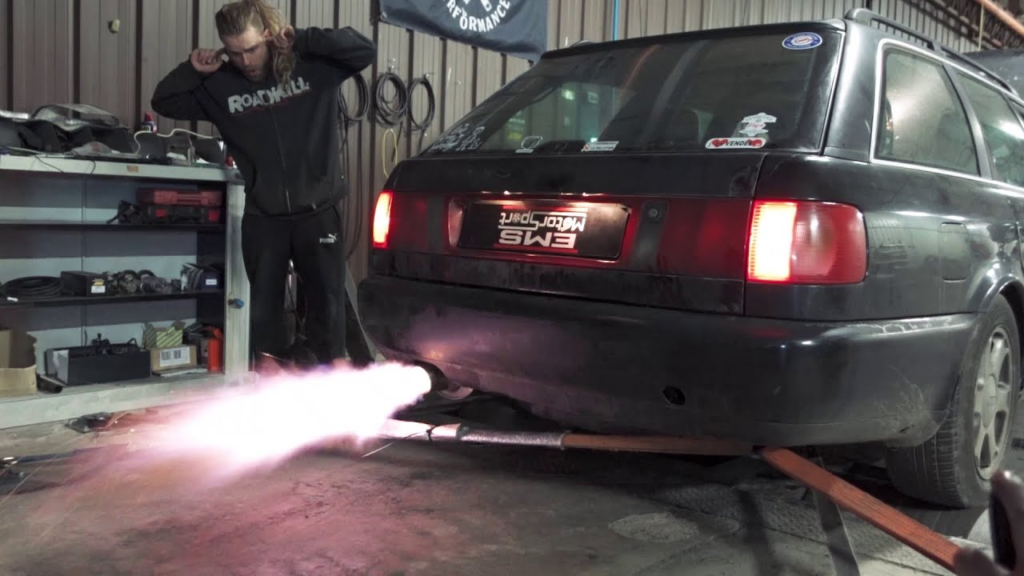 Sainte-audi qui crache du feu au banc